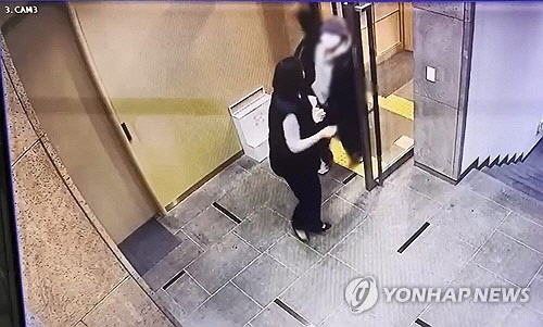 국민의힘 배현진 의원(서울 송파을)이 지난 1월 25일 오후 서울 강남구 신사동의 한 건물에서 괴한에게 습격 당하는 장면이 담긴 CCTV 화면을 배 의원실이 공개했다. [배현진 의원측 제공=연합뉴스]